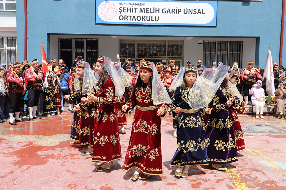 Öğrencilerin Seymen ve Bacıeren gösterisi...