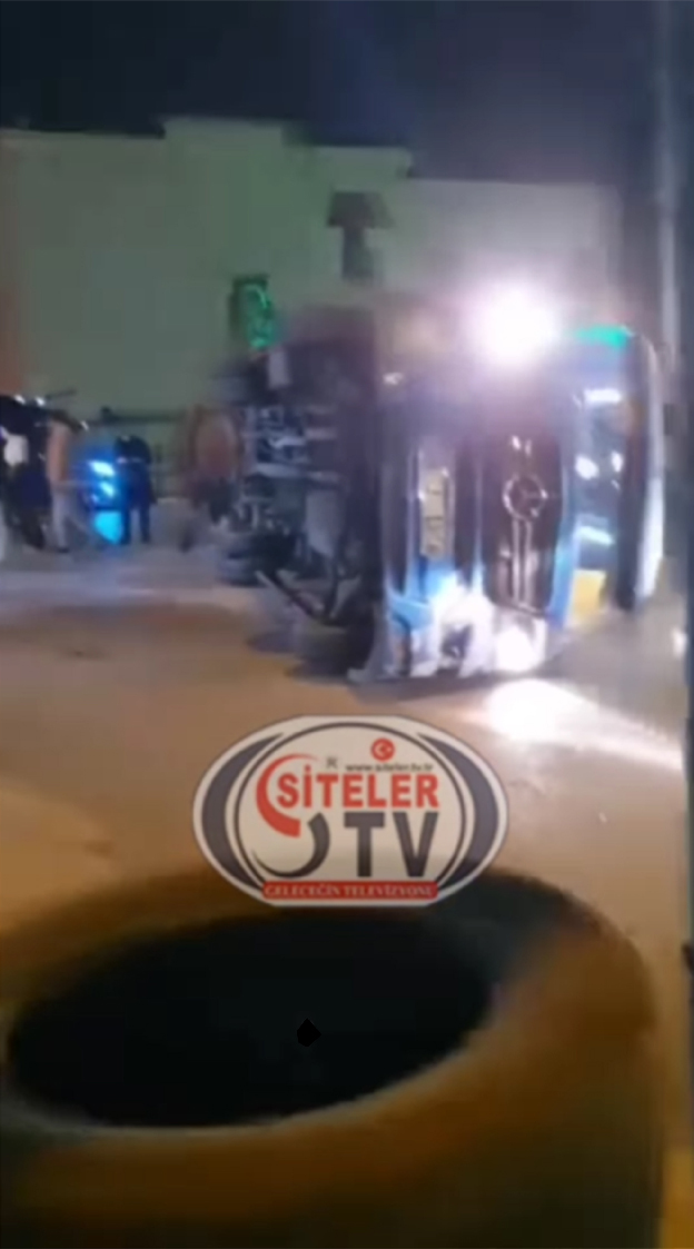 Altındağ Siteler de otomobilin çarptığı dolmuş devrildi ...2024 Altındağ Siteler de otomobilin çarptığı dolmuş devrildi_Siteler TV