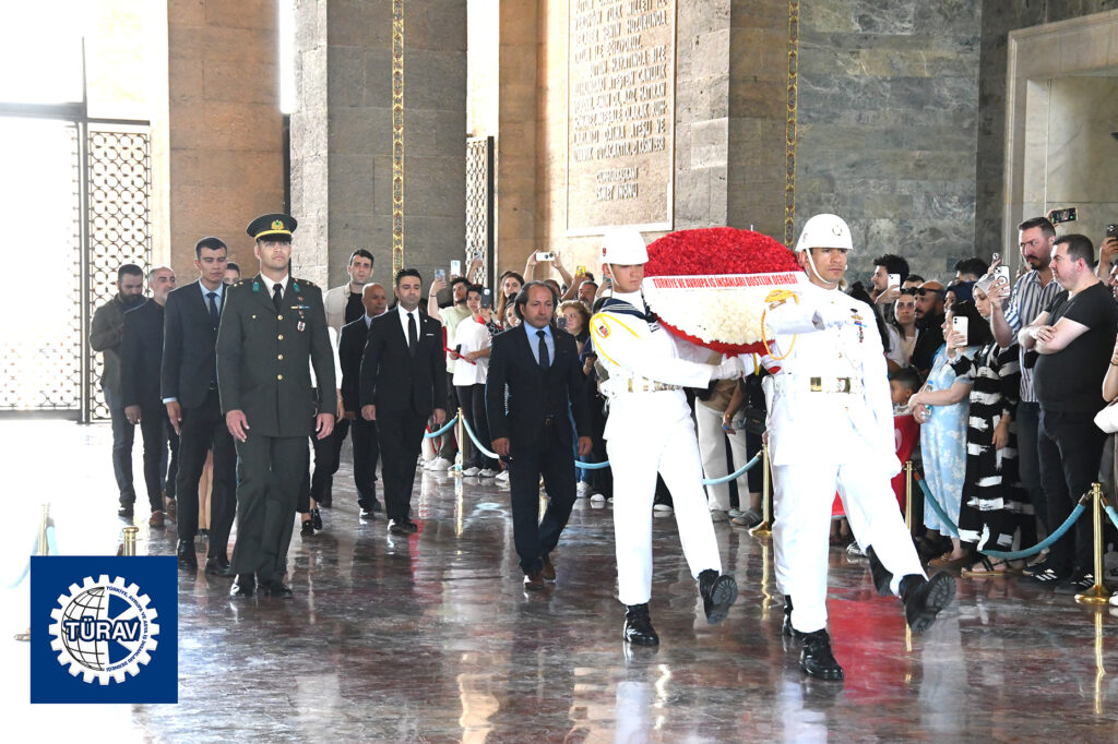 TÜRAV Genel Başkanı Murat Yılmaz Kurt ve Yönetim Kurulu Anıtkabir i Ziyaret...2025 TÜRAV Türkiye ve Avrupa İş İnsanları Derneği Anıtkabir Töreni_Siteler TV (5)
