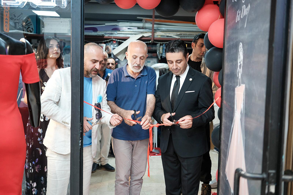 Fit Drop Terzisi Özhan Özgöçmen den Ünlü İsimlerin Katılımıyla Görkemli Açılış ...2025 Fit Drop Terzisi Özhan Özgöçmen’den Ünlü İsimlerin Katılımıyla Görkemli Açılış_Siteler TV