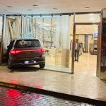 Alacaatlı’da bir araç kaygan yolda direksiyon hakimiyetini_Siteler TV