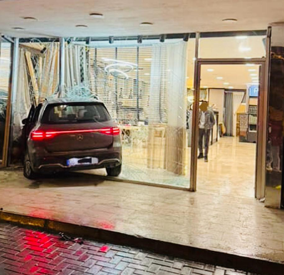 Alacaatlı’da bir araç kaygan yolda direksiyon hakimiyetini