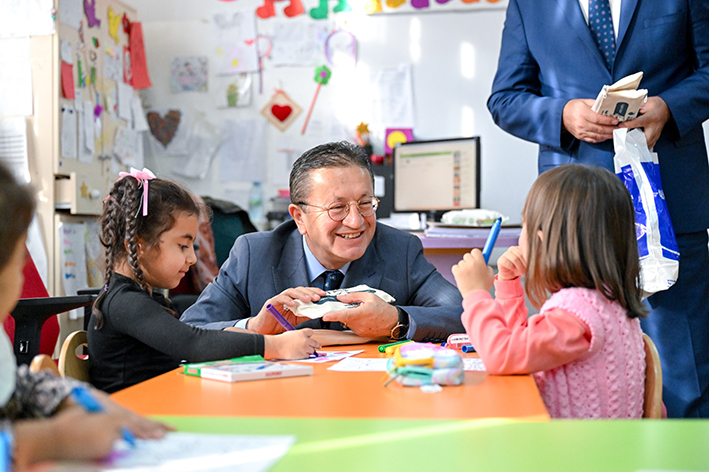 VEYSEL TİRYAKİ’DEN MİNİK ÖĞRENCİLERE SÜRPRİZ…2025