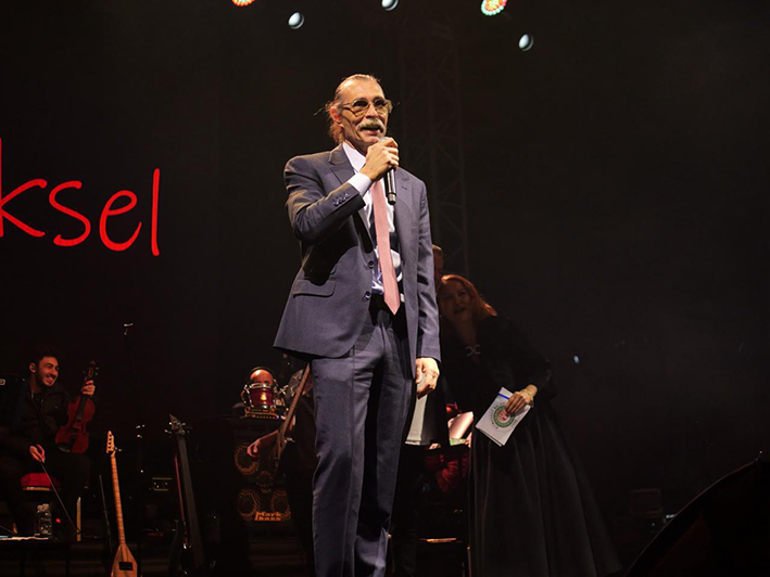 29 EKİM CUMHURİYET BAYRAMI NIN COŞKUSU LEVENT YÜKSEL KONSERİ İLE DOYASIYA YAŞANDI_Siteler TV