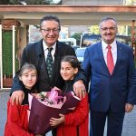 BAŞKAN TİRYAKİ’DEN ÖĞRENCİLERE SÜRPRİZ Altındağ Belediye Başkanı Dr. Veysel Tiryaki, Cebeci Ortaokulu’nu ziyaret etti. Tiryaki, okul müdürü, öğretmenler, öğrenciler ve velilerle bir araya gelerek bir süre sohbet etti. Altındağlı öğrencilerden Başkan Tiryaki’ye sevgi seli… Altındağ Belediye Başkanı Dr. Veysel Tiryaki, Altındağ’ın en köklü okullarından biri olan Cebeci Ortaokulu’nu ziyaret etti. Tiryaki, okul müdürü, öğretmenler, öğrenciler ve velilerle bir araya gelerek sohbet etti. 5’inci sınıf öğrencilerini ziyaret eden Başkan Tiryaki, her okul ziyaretinde olduğu gibi, ağız ve diş sağlığının öneminden bahsetti. Tiryaki, öğrencilere içerisinde diş fırçası ve diş macunu bulunan ağız ve diş sağlığı bakım seti hediye etti. Başkan Tiryaki’ye çiçek takdim eden Altındağlı öğrenciler, hatıra fotoğrafı çektirmeyi de ihmal etmedi. “ÖĞRETMEN VE ÖĞRENCİLERİMİZİN HER ZAMAN YANINDAYIZ” Eğitime büyük önem verdiklerini her fırsatta dile getiren Altındağ Belediye Başkanı Dr. Veysel Tiryaki, “İlçemizde bulunan okulları sık sık ziyaret ediyoruz. Öğretmen, öğrenci ve velilerimizle bir araya geliyoruz. Belediye olarak, öğretmen ve öğrencilerimizin her zaman yanında olacağız. Altındağ’da gerçekleştirdiğimiz çalışmalarda bizlere her daim destek olan hemşehrilerimize çok teşekkür ediyorum” dedi.