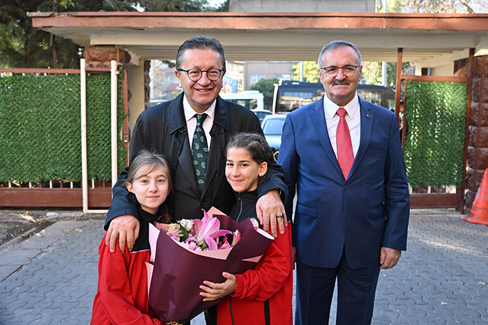 BAŞKAN TİRYAKİ’DEN ÖĞRENCİLERE SÜRPRİZ Altındağ Belediye Başkanı Dr. Veysel Tiryaki, Cebeci Ortaokulu’nu ziyaret etti. Tiryaki, okul müdürü, öğretmenler, öğrenciler ve velilerle bir araya gelerek bir süre sohbet etti. Altındağlı öğrencilerden Başkan Tiryaki’ye sevgi seli… Altındağ Belediye Başkanı Dr. Veysel Tiryaki, Altındağ’ın en köklü okullarından biri olan Cebeci Ortaokulu’nu ziyaret etti. Tiryaki, okul müdürü, öğretmenler, öğrenciler ve velilerle bir araya gelerek sohbet etti. 5’inci sınıf öğrencilerini ziyaret eden Başkan Tiryaki, her okul ziyaretinde olduğu gibi, ağız ve diş sağlığının öneminden bahsetti. Tiryaki, öğrencilere içerisinde diş fırçası ve diş macunu bulunan ağız ve diş sağlığı bakım seti hediye etti. Başkan Tiryaki’ye çiçek takdim eden Altındağlı öğrenciler, hatıra fotoğrafı çektirmeyi de ihmal etmedi. “ÖĞRETMEN VE ÖĞRENCİLERİMİZİN HER ZAMAN YANINDAYIZ” Eğitime büyük önem verdiklerini her fırsatta dile getiren Altındağ Belediye Başkanı Dr. Veysel Tiryaki, “İlçemizde bulunan okulları sık sık ziyaret ediyoruz. Öğretmen, öğrenci ve velilerimizle bir araya geliyoruz. Belediye olarak, öğretmen ve öğrencilerimizin her zaman yanında olacağız. Altındağ’da gerçekleştirdiğimiz çalışmalarda bizlere her daim destek olan hemşehrilerimize çok teşekkür ediyorum” dedi.