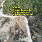 çalışmaları sürüyor Geçtiğimiz aylarda yol genişletme çalışmalarının bir kısmı tamamlanan Çomar Barajı’nda 2.kısım çalışmaları başladı. Vatandaşlar tarafından özellikle hafta sonları uğrak yeri haline gelen Çomar Barajı’nda 2.kısım yol genişletme çalışmaları başlatıldı. Daha önce mesire alanlarının bulunduğu kısımda bordür, asfalt ve peyzaj düzenlemelerinin yanı sıra kamelya, barbekü alanları, oturma grupları ve çeşitli aktivite alanlarıyla donatılan Çomar Barajı’nda Fen İşleri Müdürlüğü’ne bağlı ekipler yaklaşık 2 kilometre uzunluğundaki alanda yol genişletme çalışmalarına başladı. Hava şartlarına bağlı olarak en kısa süre içerisinde çalışmaların tamamlanması beklenirken yol genişliği 7 metreye ulaşmış olacak_Siteler TV