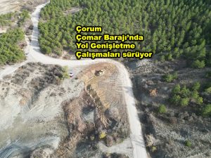 çalışmaları sürüyor Geçtiğimiz aylarda yol genişletme çalışmalarının bir kısmı tamamlanan Çomar Barajı’nda 2.kısım çalışmaları başladı. Vatandaşlar tarafından özellikle hafta sonları uğrak yeri haline gelen Çomar Barajı’nda 2.kısım yol genişletme çalışmaları başlatıldı. Daha önce mesire alanlarının bulunduğu kısımda bordür, asfalt ve peyzaj düzenlemelerinin yanı sıra kamelya, barbekü alanları, oturma grupları ve çeşitli aktivite alanlarıyla donatılan Çomar Barajı’nda Fen İşleri Müdürlüğü’ne bağlı ekipler yaklaşık 2 kilometre uzunluğundaki alanda yol genişletme çalışmalarına başladı. Hava şartlarına bağlı olarak en kısa süre içerisinde çalışmaların tamamlanması beklenirken yol genişliği 7 metreye ulaşmış olacak_Siteler TV
