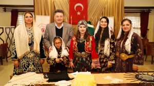 Ankara Kulübü Derneği tarafından, Ankara’nın geleneksel değerlerini yaşatmak, üretme ve paylaşma kültürünü güçlendirmek amacıyla düzenlenen 2. Geleneksel Gastronomi ve El Becerileri Kermesi, 30 Eylül 2026 Çarşamba günü Ankara Konağı’nda gerçekleştirilecek. Geleneksel lezzetler ile el emeği ürünlerin buluşacağı kermesten elde edilecek gelir ise Ankara Kulübü Derneği Burs Fonu’na aktarılacak. Ankara Kulübü Derneği 2. Geleneksel Gastronomi ve El Becerileri Kermesi, 30 Eylül 2026 Çarşamba günü Ankara Konağı’nda gerçekleştirilecek. Ankara Kulübü Derneği Genel Başkanı Dr. Metin Özaslan, kermese ilişkin yaptığı açıklamada, etkinliğin Ankara’nın köklü mutfak kültürünü, yöresel ürünlerini ve lezzetlerini; geleneksel el sanatlarının seçkin örnekleri ile el emeği göz nuru ürünleri bir araya getireceğini belirtti. Kermesin kültürel değerlerin yaşatılmasının yanı sıra üretme, paylaşma ve dayanışma kültürünün güçlendirilmesine katkı sağlayacağını vurgulayan Özaslan, “Ankara Kulübü Derneği olarak kültürümüzü yalnızca korumayı değil, yaşatarak gelecek kuşaklara aktarmayı da çok önemsiyoruz. Ankara genelindeki şubelerimizin de destek ve katkılarıyla geleneksel lezzetlerimizi, el sanatlarımızı ve el emeği ürünlerimizi aynı çatı altında buluşturacağımız kermesimizde, Bacıerenlerimiz de gerek stantlarda üstlenecekleri görevlerle gerekse sergileyecekleri gösterilerle etkinliğimize ayrı bir anlam katacak. Kermesimizin üyelerimiz ve hemşehrilerimiz arasındaki birlik ve beraberliği pekiştiren anlamlı bir buluşma olacağına inanıyoruz.” ifadelerini kullandı. “KERMES GELİRİ BURS FONUNA AKTARILACAK” Kermesten elde edilecek gelirin Ankara Kulübü Derneği Burs Fonu’na aktarılacağını belirten Özaslan, “Kermesimiz ile sahip olduğumuz zengin yöresel ve kültürel değerlerimizi yaşatırken, aynı zamanda sosyal yardımlaşma ve eğitime destek amacı da taşıyoruz. Buradan elde edilecek gelirle eğitim hayatını sürdüren genç Seymen ve Bacıerenlerimize katkı sunacağız. Kermesimize destek veren ve katılım sağlayan herkes, bu dayanışmanın da bir parçası olacak.” dedi. Özaslan, 30 Eylül Çarşamba günü saat 14.00’te Ankara Konağı’nda gerçekleştirilecek 2. Geleneksel Gastronomi ve El Becerileri Kermesi’ne davette bulunarak, Ankara sevdalısı, kentin kültürüne ve değerlerine sahip çıkan tüm gönül dostlarını bu anlamlı dayanışmaya ortak olmaya çağırdı. 