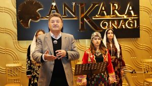 Ankara Kulübü Derneği tarafından, Ankara’nın geleneksel değerlerini yaşatmak, üretme ve paylaşma kültürünü güçlendirmek amacıyla düzenlenen 2. Geleneksel Gastronomi ve El Becerileri Kermesi, 30 Eylül 2026 Çarşamba günü Ankara Konağı’nda gerçekleştirilecek. Geleneksel lezzetler ile el emeği ürünlerin buluşacağı kermesten elde edilecek gelir ise Ankara Kulübü Derneği Burs Fonu’na aktarılacak. Ankara Kulübü Derneği 2. Geleneksel Gastronomi ve El Becerileri Kermesi, 30 Eylül 2026 Çarşamba günü Ankara Konağı’nda gerçekleştirilecek. Ankara Kulübü Derneği Genel Başkanı Dr. Metin Özaslan, kermese ilişkin yaptığı açıklamada, etkinliğin Ankara’nın köklü mutfak kültürünü, yöresel ürünlerini ve lezzetlerini; geleneksel el sanatlarının seçkin örnekleri ile el emeği göz nuru ürünleri bir araya getireceğini belirtti. Kermesin kültürel değerlerin yaşatılmasının yanı sıra üretme, paylaşma ve dayanışma kültürünün güçlendirilmesine katkı sağlayacağını vurgulayan Özaslan, “Ankara Kulübü Derneği olarak kültürümüzü yalnızca korumayı değil, yaşatarak gelecek kuşaklara aktarmayı da çok önemsiyoruz. Ankara genelindeki şubelerimizin de destek ve katkılarıyla geleneksel lezzetlerimizi, el sanatlarımızı ve el emeği ürünlerimizi aynı çatı altında buluşturacağımız kermesimizde, Bacıerenlerimiz de gerek stantlarda üstlenecekleri görevlerle gerekse sergileyecekleri gösterilerle etkinliğimize ayrı bir anlam katacak. Kermesimizin üyelerimiz ve hemşehrilerimiz arasındaki birlik ve beraberliği pekiştiren anlamlı bir buluşma olacağına inanıyoruz.” ifadelerini kullandı. “KERMES GELİRİ BURS FONUNA AKTARILACAK” Kermesten elde edilecek gelirin Ankara Kulübü Derneği Burs Fonu’na aktarılacağını belirten Özaslan, “Kermesimiz ile sahip olduğumuz zengin yöresel ve kültürel değerlerimizi yaşatırken, aynı zamanda sosyal yardımlaşma ve eğitime destek amacı da taşıyoruz. Buradan elde edilecek gelirle eğitim hayatını sürdüren genç Seymen ve Bacıerenlerimize katkı sunacağız. Kermesimize destek veren ve katılım sağlayan herkes, bu dayanışmanın da bir parçası olacak.” dedi. Özaslan, 30 Eylül Çarşamba günü saat 14.00’te Ankara Konağı’nda gerçekleştirilecek 2. Geleneksel Gastronomi ve El Becerileri Kermesi’ne davette bulunarak, Ankara sevdalısı, kentin kültürüne ve değerlerine sahip çıkan tüm gönül dostlarını bu anlamlı dayanışmaya ortak olmaya çağırdı. 