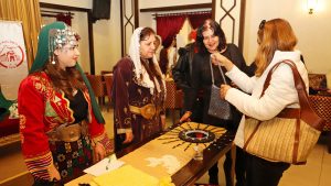 Ankara Kulübü Derneği tarafından, Ankara’nın geleneksel değerlerini yaşatmak, üretme ve paylaşma kültürünü güçlendirmek amacıyla düzenlenen 2. Geleneksel Gastronomi ve El Becerileri Kermesi, 30 Eylül 2026 Çarşamba günü Ankara Konağı’nda gerçekleştirilecek. Geleneksel lezzetler ile el emeği ürünlerin buluşacağı kermesten elde edilecek gelir ise Ankara Kulübü Derneği Burs Fonu’na aktarılacak. Ankara Kulübü Derneği 2. Geleneksel Gastronomi ve El Becerileri Kermesi, 30 Eylül 2026 Çarşamba günü Ankara Konağı’nda gerçekleştirilecek. Ankara Kulübü Derneği Genel Başkanı Dr. Metin Özaslan, kermese ilişkin yaptığı açıklamada, etkinliğin Ankara’nın köklü mutfak kültürünü, yöresel ürünlerini ve lezzetlerini; geleneksel el sanatlarının seçkin örnekleri ile el emeği göz nuru ürünleri bir araya getireceğini belirtti. Kermesin kültürel değerlerin yaşatılmasının yanı sıra üretme, paylaşma ve dayanışma kültürünün güçlendirilmesine katkı sağlayacağını vurgulayan Özaslan, “Ankara Kulübü Derneği olarak kültürümüzü yalnızca korumayı değil, yaşatarak gelecek kuşaklara aktarmayı da çok önemsiyoruz. Ankara genelindeki şubelerimizin de destek ve katkılarıyla geleneksel lezzetlerimizi, el sanatlarımızı ve el emeği ürünlerimizi aynı çatı altında buluşturacağımız kermesimizde, Bacıerenlerimiz de gerek stantlarda üstlenecekleri görevlerle gerekse sergileyecekleri gösterilerle etkinliğimize ayrı bir anlam katacak. Kermesimizin üyelerimiz ve hemşehrilerimiz arasındaki birlik ve beraberliği pekiştiren anlamlı bir buluşma olacağına inanıyoruz.” ifadelerini kullandı. “KERMES GELİRİ BURS FONUNA AKTARILACAK” Kermesten elde edilecek gelirin Ankara Kulübü Derneği Burs Fonu’na aktarılacağını belirten Özaslan, “Kermesimiz ile sahip olduğumuz zengin yöresel ve kültürel değerlerimizi yaşatırken, aynı zamanda sosyal yardımlaşma ve eğitime destek amacı da taşıyoruz. Buradan elde edilecek gelirle eğitim hayatını sürdüren genç Seymen ve Bacıerenlerimize katkı sunacağız. Kermesimize destek veren ve katılım sağlayan herkes, bu dayanışmanın da bir parçası olacak.” dedi. Özaslan, 30 Eylül Çarşamba günü saat 14.00’te Ankara Konağı’nda gerçekleştirilecek 2. Geleneksel Gastronomi ve El Becerileri Kermesi’ne davette bulunarak, Ankara sevdalısı, kentin kültürüne ve değerlerine sahip çıkan tüm gönül dostlarını bu anlamlı dayanışmaya ortak olmaya çağırdı. 