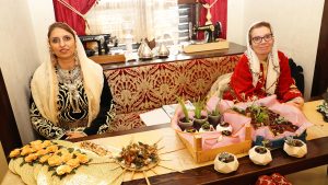 Ankara Kulübü Derneği tarafından, Ankara’nın geleneksel değerlerini yaşatmak, üretme ve paylaşma kültürünü güçlendirmek amacıyla düzenlenen 2. Geleneksel Gastronomi ve El Becerileri Kermesi, 30 Eylül 2026 Çarşamba günü Ankara Konağı’nda gerçekleştirilecek. Geleneksel lezzetler ile el emeği ürünlerin buluşacağı kermesten elde edilecek gelir ise Ankara Kulübü Derneği Burs Fonu’na aktarılacak. Ankara Kulübü Derneği 2. Geleneksel Gastronomi ve El Becerileri Kermesi, 30 Eylül 2026 Çarşamba günü Ankara Konağı’nda gerçekleştirilecek. Ankara Kulübü Derneği Genel Başkanı Dr. Metin Özaslan, kermese ilişkin yaptığı açıklamada, etkinliğin Ankara’nın köklü mutfak kültürünü, yöresel ürünlerini ve lezzetlerini; geleneksel el sanatlarının seçkin örnekleri ile el emeği göz nuru ürünleri bir araya getireceğini belirtti. Kermesin kültürel değerlerin yaşatılmasının yanı sıra üretme, paylaşma ve dayanışma kültürünün güçlendirilmesine katkı sağlayacağını vurgulayan Özaslan, “Ankara Kulübü Derneği olarak kültürümüzü yalnızca korumayı değil, yaşatarak gelecek kuşaklara aktarmayı da çok önemsiyoruz. Ankara genelindeki şubelerimizin de destek ve katkılarıyla geleneksel lezzetlerimizi, el sanatlarımızı ve el emeği ürünlerimizi aynı çatı altında buluşturacağımız kermesimizde, Bacıerenlerimiz de gerek stantlarda üstlenecekleri görevlerle gerekse sergileyecekleri gösterilerle etkinliğimize ayrı bir anlam katacak. Kermesimizin üyelerimiz ve hemşehrilerimiz arasındaki birlik ve beraberliği pekiştiren anlamlı bir buluşma olacağına inanıyoruz.” ifadelerini kullandı. “KERMES GELİRİ BURS FONUNA AKTARILACAK” Kermesten elde edilecek gelirin Ankara Kulübü Derneği Burs Fonu’na aktarılacağını belirten Özaslan, “Kermesimiz ile sahip olduğumuz zengin yöresel ve kültürel değerlerimizi yaşatırken, aynı zamanda sosyal yardımlaşma ve eğitime destek amacı da taşıyoruz. Buradan elde edilecek gelirle eğitim hayatını sürdüren genç Seymen ve Bacıerenlerimize katkı sunacağız. Kermesimize destek veren ve katılım sağlayan herkes, bu dayanışmanın da bir parçası olacak.” dedi. Özaslan, 30 Eylül Çarşamba günü saat 14.00’te Ankara Konağı’nda gerçekleştirilecek 2. Geleneksel Gastronomi ve El Becerileri Kermesi’ne davette bulunarak, Ankara sevdalısı, kentin kültürüne ve değerlerine sahip çıkan tüm gönül dostlarını bu anlamlı dayanışmaya ortak olmaya çağırdı. 