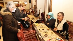 Ankara Kulübü Derneği tarafından, Ankara’nın geleneksel değerlerini yaşatmak, üretme ve paylaşma kültürünü güçlendirmek amacıyla düzenlenen 2. Geleneksel Gastronomi ve El Becerileri Kermesi, 30 Eylül 2026 Çarşamba günü Ankara Konağı’nda gerçekleştirilecek. Geleneksel lezzetler ile el emeği ürünlerin buluşacağı kermesten elde edilecek gelir ise Ankara Kulübü Derneği Burs Fonu’na aktarılacak. Ankara Kulübü Derneği 2. Geleneksel Gastronomi ve El Becerileri Kermesi, 30 Eylül 2026 Çarşamba günü Ankara Konağı’nda gerçekleştirilecek. Ankara Kulübü Derneği Genel Başkanı Dr. Metin Özaslan, kermese ilişkin yaptığı açıklamada, etkinliğin Ankara’nın köklü mutfak kültürünü, yöresel ürünlerini ve lezzetlerini; geleneksel el sanatlarının seçkin örnekleri ile el emeği göz nuru ürünleri bir araya getireceğini belirtti. Kermesin kültürel değerlerin yaşatılmasının yanı sıra üretme, paylaşma ve dayanışma kültürünün güçlendirilmesine katkı sağlayacağını vurgulayan Özaslan, “Ankara Kulübü Derneği olarak kültürümüzü yalnızca korumayı değil, yaşatarak gelecek kuşaklara aktarmayı da çok önemsiyoruz. Ankara genelindeki şubelerimizin de destek ve katkılarıyla geleneksel lezzetlerimizi, el sanatlarımızı ve el emeği ürünlerimizi aynı çatı altında buluşturacağımız kermesimizde, Bacıerenlerimiz de gerek stantlarda üstlenecekleri görevlerle gerekse sergileyecekleri gösterilerle etkinliğimize ayrı bir anlam katacak. Kermesimizin üyelerimiz ve hemşehrilerimiz arasındaki birlik ve beraberliği pekiştiren anlamlı bir buluşma olacağına inanıyoruz.” ifadelerini kullandı. “KERMES GELİRİ BURS FONUNA AKTARILACAK” Kermesten elde edilecek gelirin Ankara Kulübü Derneği Burs Fonu’na aktarılacağını belirten Özaslan, “Kermesimiz ile sahip olduğumuz zengin yöresel ve kültürel değerlerimizi yaşatırken, aynı zamanda sosyal yardımlaşma ve eğitime destek amacı da taşıyoruz. Buradan elde edilecek gelirle eğitim hayatını sürdüren genç Seymen ve Bacıerenlerimize katkı sunacağız. Kermesimize destek veren ve katılım sağlayan herkes, bu dayanışmanın da bir parçası olacak.” dedi. Özaslan, 30 Eylül Çarşamba günü saat 14.00’te Ankara Konağı’nda gerçekleştirilecek 2. Geleneksel Gastronomi ve El Becerileri Kermesi’ne davette bulunarak, Ankara sevdalısı, kentin kültürüne ve değerlerine sahip çıkan tüm gönül dostlarını bu anlamlı dayanışmaya ortak olmaya çağırdı. 