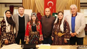 Ankara Kulübü Derneği tarafından, Ankara’nın geleneksel değerlerini yaşatmak, üretme ve paylaşma kültürünü güçlendirmek amacıyla düzenlenen 2. Geleneksel Gastronomi ve El Becerileri Kermesi, 30 Eylül 2026 Çarşamba günü Ankara Konağı’nda gerçekleştirilecek. Geleneksel lezzetler ile el emeği ürünlerin buluşacağı kermesten elde edilecek gelir ise Ankara Kulübü Derneği Burs Fonu’na aktarılacak. Ankara Kulübü Derneği 2. Geleneksel Gastronomi ve El Becerileri Kermesi, 30 Eylül 2026 Çarşamba günü Ankara Konağı’nda gerçekleştirilecek. Ankara Kulübü Derneği Genel Başkanı Dr. Metin Özaslan, kermese ilişkin yaptığı açıklamada, etkinliğin Ankara’nın köklü mutfak kültürünü, yöresel ürünlerini ve lezzetlerini; geleneksel el sanatlarının seçkin örnekleri ile el emeği göz nuru ürünleri bir araya getireceğini belirtti. Kermesin kültürel değerlerin yaşatılmasının yanı sıra üretme, paylaşma ve dayanışma kültürünün güçlendirilmesine katkı sağlayacağını vurgulayan Özaslan, “Ankara Kulübü Derneği olarak kültürümüzü yalnızca korumayı değil, yaşatarak gelecek kuşaklara aktarmayı da çok önemsiyoruz. Ankara genelindeki şubelerimizin de destek ve katkılarıyla geleneksel lezzetlerimizi, el sanatlarımızı ve el emeği ürünlerimizi aynı çatı altında buluşturacağımız kermesimizde, Bacıerenlerimiz de gerek stantlarda üstlenecekleri görevlerle gerekse sergileyecekleri gösterilerle etkinliğimize ayrı bir anlam katacak. Kermesimizin üyelerimiz ve hemşehrilerimiz arasındaki birlik ve beraberliği pekiştiren anlamlı bir buluşma olacağına inanıyoruz.” ifadelerini kullandı. “KERMES GELİRİ BURS FONUNA AKTARILACAK” Kermesten elde edilecek gelirin Ankara Kulübü Derneği Burs Fonu’na aktarılacağını belirten Özaslan, “Kermesimiz ile sahip olduğumuz zengin yöresel ve kültürel değerlerimizi yaşatırken, aynı zamanda sosyal yardımlaşma ve eğitime destek amacı da taşıyoruz. Buradan elde edilecek gelirle eğitim hayatını sürdüren genç Seymen ve Bacıerenlerimize katkı sunacağız. Kermesimize destek veren ve katılım sağlayan herkes, bu dayanışmanın da bir parçası olacak.” dedi. Özaslan, 30 Eylül Çarşamba günü saat 14.00’te Ankara Konağı’nda gerçekleştirilecek 2. Geleneksel Gastronomi ve El Becerileri Kermesi’ne davette bulunarak, Ankara sevdalısı, kentin kültürüne ve değerlerine sahip çıkan tüm gönül dostlarını bu anlamlı dayanışmaya ortak olmaya çağırdı. 
