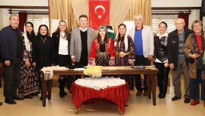 Ankara Kulübü Derneği tarafından, Ankara’nın geleneksel değerlerini yaşatmak, üretme ve paylaşma kültürünü güçlendirmek amacıyla düzenlenen 2. Geleneksel Gastronomi ve El Becerileri Kermesi, 30 Eylül 2026 Çarşamba günü Ankara Konağı’nda gerçekleştirilecek. Geleneksel lezzetler ile el emeği ürünlerin buluşacağı kermesten elde edilecek gelir ise Ankara Kulübü Derneği Burs Fonu’na aktarılacak. Ankara Kulübü Derneği 2. Geleneksel Gastronomi ve El Becerileri Kermesi, 30 Eylül 2026 Çarşamba günü Ankara Konağı’nda gerçekleştirilecek. Ankara Kulübü Derneği Genel Başkanı Dr. Metin Özaslan, kermese ilişkin yaptığı açıklamada, etkinliğin Ankara’nın köklü mutfak kültürünü, yöresel ürünlerini ve lezzetlerini; geleneksel el sanatlarının seçkin örnekleri ile el emeği göz nuru ürünleri bir araya getireceğini belirtti. Kermesin kültürel değerlerin yaşatılmasının yanı sıra üretme, paylaşma ve dayanışma kültürünün güçlendirilmesine katkı sağlayacağını vurgulayan Özaslan, “Ankara Kulübü Derneği olarak kültürümüzü yalnızca korumayı değil, yaşatarak gelecek kuşaklara aktarmayı da çok önemsiyoruz. Ankara genelindeki şubelerimizin de destek ve katkılarıyla geleneksel lezzetlerimizi, el sanatlarımızı ve el emeği ürünlerimizi aynı çatı altında buluşturacağımız kermesimizde, Bacıerenlerimiz de gerek stantlarda üstlenecekleri görevlerle gerekse sergileyecekleri gösterilerle etkinliğimize ayrı bir anlam katacak. Kermesimizin üyelerimiz ve hemşehrilerimiz arasındaki birlik ve beraberliği pekiştiren anlamlı bir buluşma olacağına inanıyoruz.” ifadelerini kullandı. “KERMES GELİRİ BURS FONUNA AKTARILACAK” Kermesten elde edilecek gelirin Ankara Kulübü Derneği Burs Fonu’na aktarılacağını belirten Özaslan, “Kermesimiz ile sahip olduğumuz zengin yöresel ve kültürel değerlerimizi yaşatırken, aynı zamanda sosyal yardımlaşma ve eğitime destek amacı da taşıyoruz. Buradan elde edilecek gelirle eğitim hayatını sürdüren genç Seymen ve Bacıerenlerimize katkı sunacağız. Kermesimize destek veren ve katılım sağlayan herkes, bu dayanışmanın da bir parçası olacak.” dedi. Özaslan, 30 Eylül Çarşamba günü saat 14.00’te Ankara Konağı’nda gerçekleştirilecek 2. Geleneksel Gastronomi ve El Becerileri Kermesi’ne davette bulunarak, Ankara sevdalısı, kentin kültürüne ve değerlerine sahip çıkan tüm gönül dostlarını bu anlamlı dayanışmaya ortak olmaya çağırdı. 
